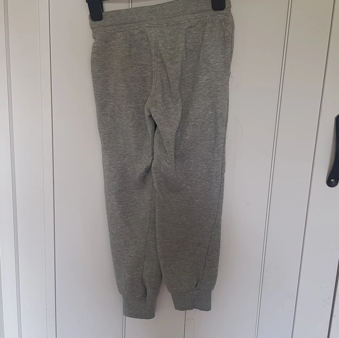 Grå mjukisbyxor Lupilu med badge - 1