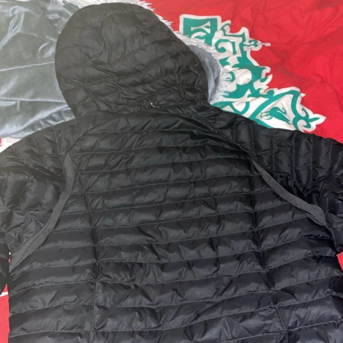 Svart dunjacka från Haglöfs med orange dragkedja - 1