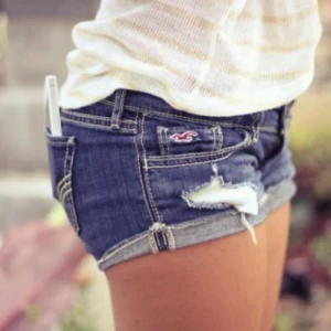 Populära Lågmidjade hollistershorts - Supersöta mörkblå hollistershorts🤍 storlek w23 och mått finns i annonsen, fråga om du undrar något annat🌺(Första bilden är från pintrest på samma modell men lite mer slitna)