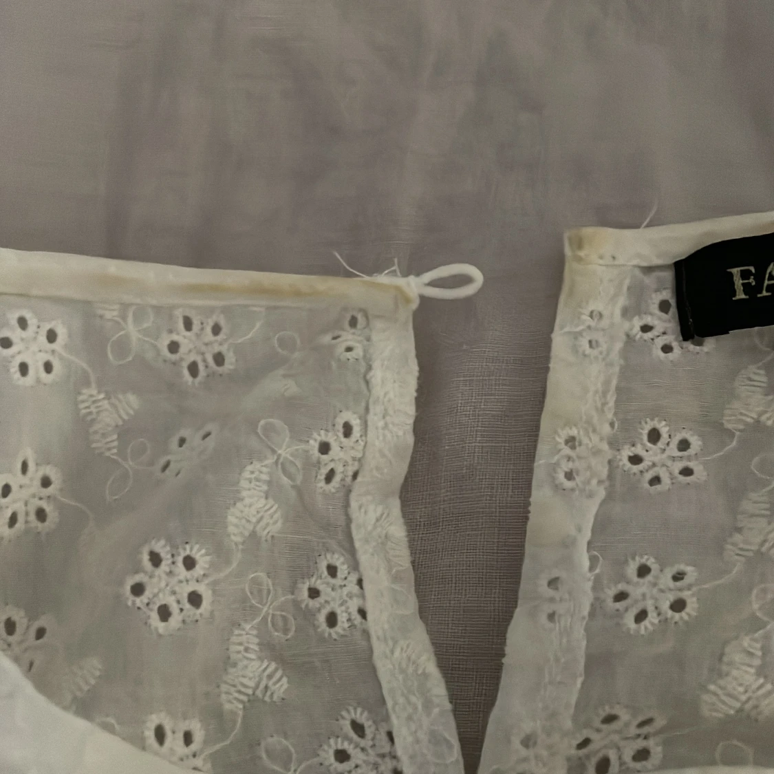 Vit blus med volang  - 3