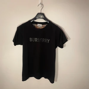 Burberry T-shirt med mönster inuti - Använd utan defekter | storlek S | Svart | självklart erbjuder vi endast äkta produkter | vid frågor kontakta privat |