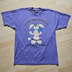 Vintage 90s Tee - Vintage 90's T-shirt - Let's go to Las Vegas  Fint skick!  Storlek: XL  50% Bomull 50% Polyester    Axelbredd: 50cm  Längd: 73cm