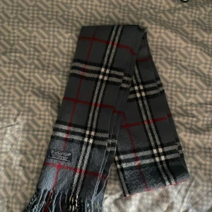  Burberrys halsduk - Tja säljer min burberrys halsduk som jag köpte i tokyo för längesen. det är en Perfekt accessoar för att lyfta din vinterstil.