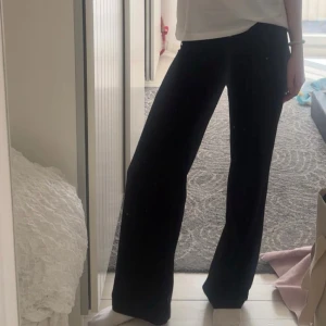 Svarta wide byxor från Bik Bok - Säljer ett par svarta byxor från Bik Bok i storlek 34. Byxorna har en hög midja och vida ben för en chill och trendig look. De är gjorda i ett mjukt tyg som känns skönt mot huden och har dragkedja i sidan för enkel påklädning.