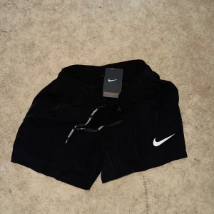 Svarta Nike running shorts - Storlek L, helt oanvända