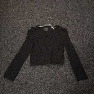 Svart långärmad blus  - Säljer denna svarta spets blusen, Använd typ 5 gånger så inprincip som ny