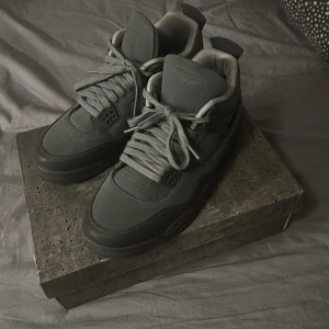 Nike Air Jordan 4 Retro SE Smoke Grey - ANVÄNDA EN GÅNG! Nike Air Jordan 4 Retro SE i färgen Smoke Grey. Snygga sneakers med klassisk siluett, meshpaneler och detaljer i grått. Skorna har snörning, platt sula och är tillverkade i skinn och syntet. Perfekta för dig som gillar streetwear och vill sticka ut med stilrena kicks.