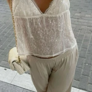 Somrig topp  - Så fin somrig paljett topp! Aldrig använd, från pull & bear köpt utomlands. Storlek S. (Första bilden är lånad)