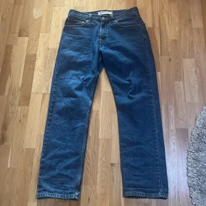 Levi's 505 jeans - Klassiska blå Levi's 505 jeans. 31 i midjan och 32 i längd. Väldigt lite slitna och är i nästan nytt skick. 