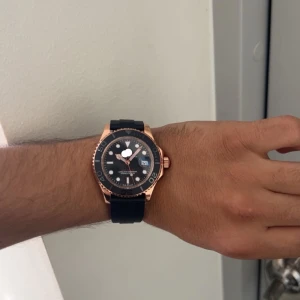 Herr klocka  - Säljer denna sjukt snygga klocka som är 38mm, köpt för några veckor sedan men har bestämt mig för att köpa ny. Automatisk, oysterflex. Pris går att diskuteras. 