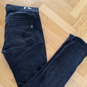 Svarta jeans från Dondup  - Säljer ett par riktigt feta svarta jeans i storlek 34 men sitter som ett par i 32.  Nypris ca 2500kr. Skicket är väldigt bra skulle säga 9/10. Pris går att diskutera vid snabb affär💰Hör av dig vid minsta fråga eller fundering så svarar jag snabbt!!