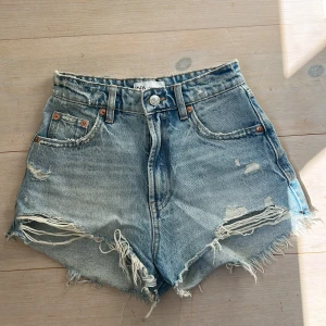 jeansshorts zara  - Säljer dessa fina shorts från zara, då dom inte kommer till användning.💗 i storlek 32/xs/xxs 