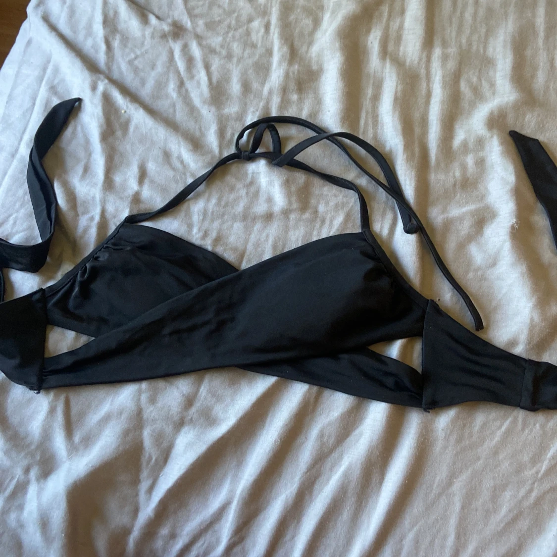 Svart bikiniöverdel från H&M med knyt