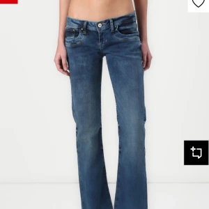 Blå bootcut Ltb jeans - Snygga blå jeans med bootcut-snitt och låg midja. Knappast använda och ser ut att vara i ny skick. Jeansen är klippa nere och de passar mig perfekt i längden. Jag är cirka 164cm. Jeansen är från Ltb. Strl 27:32