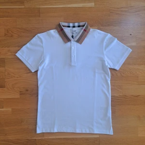 Burberry Skjorta - 🤍✨ Burberry piké – vit  Stilren och klassisk pikétröja i lyxig design från Burberry. 🤍 Vit – fräsch och lätt att matcha 📌 Helt ny – aldrig använd, tags fortfarande kvar 🎯 Passar både vardag och mer uppklätt 📏 Storlek: M (passar även S)