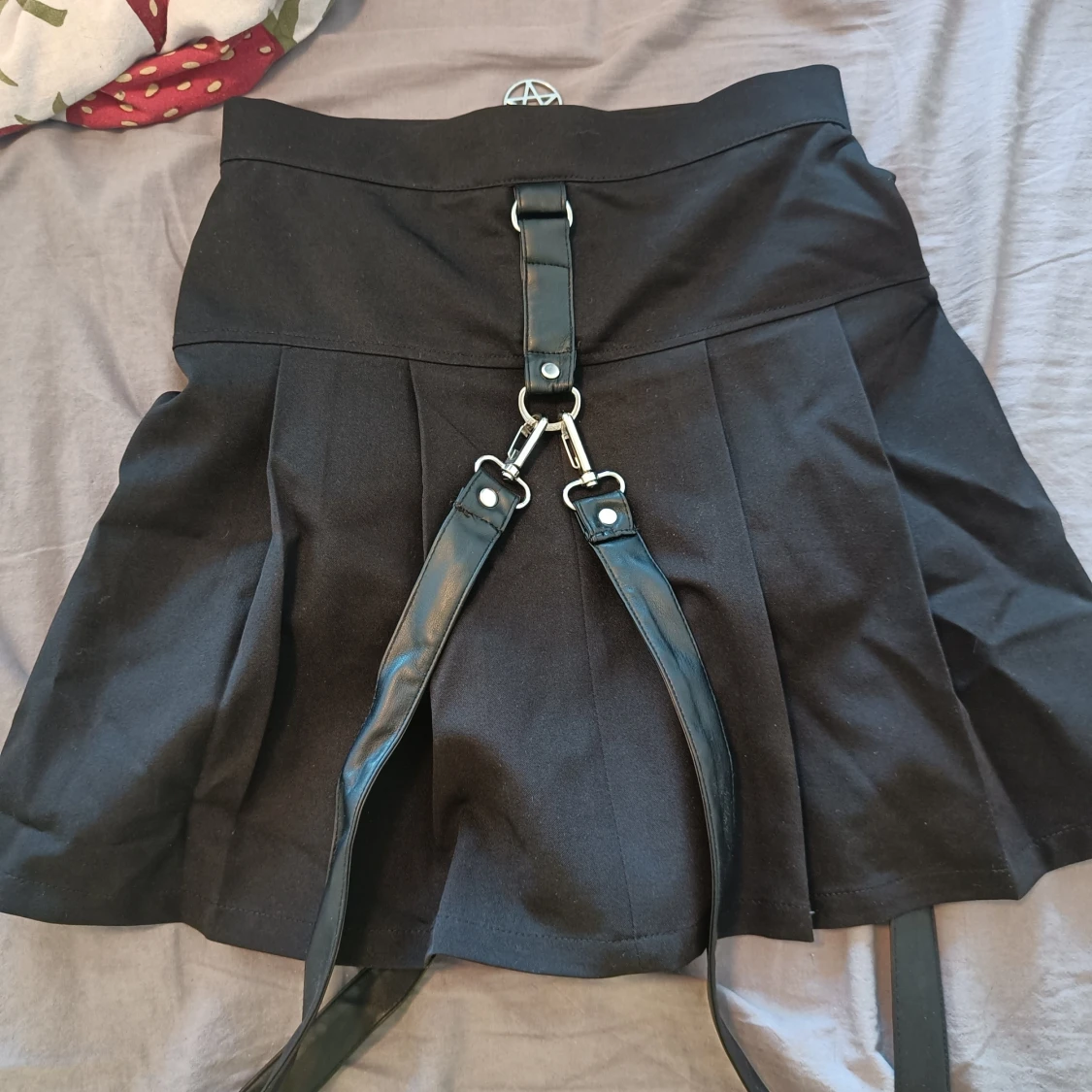 Svart kortkjol med straps från Killstar - 1