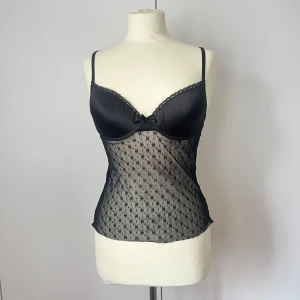 Figurnära topp med spetsdetaljer - Spetslinne med kupor. Storlek 70B