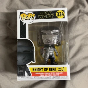 Funko POP! - Knight of Ren (Arm Cannon) - Funko POP! figur - Knight of Ren - till salu! Denna "collectible" är en samlarfigur från Star Wars-serien. Köpt på Hemmakväll för 250-300kr. Oöppnad! Hör av er vid frågor🥰  
