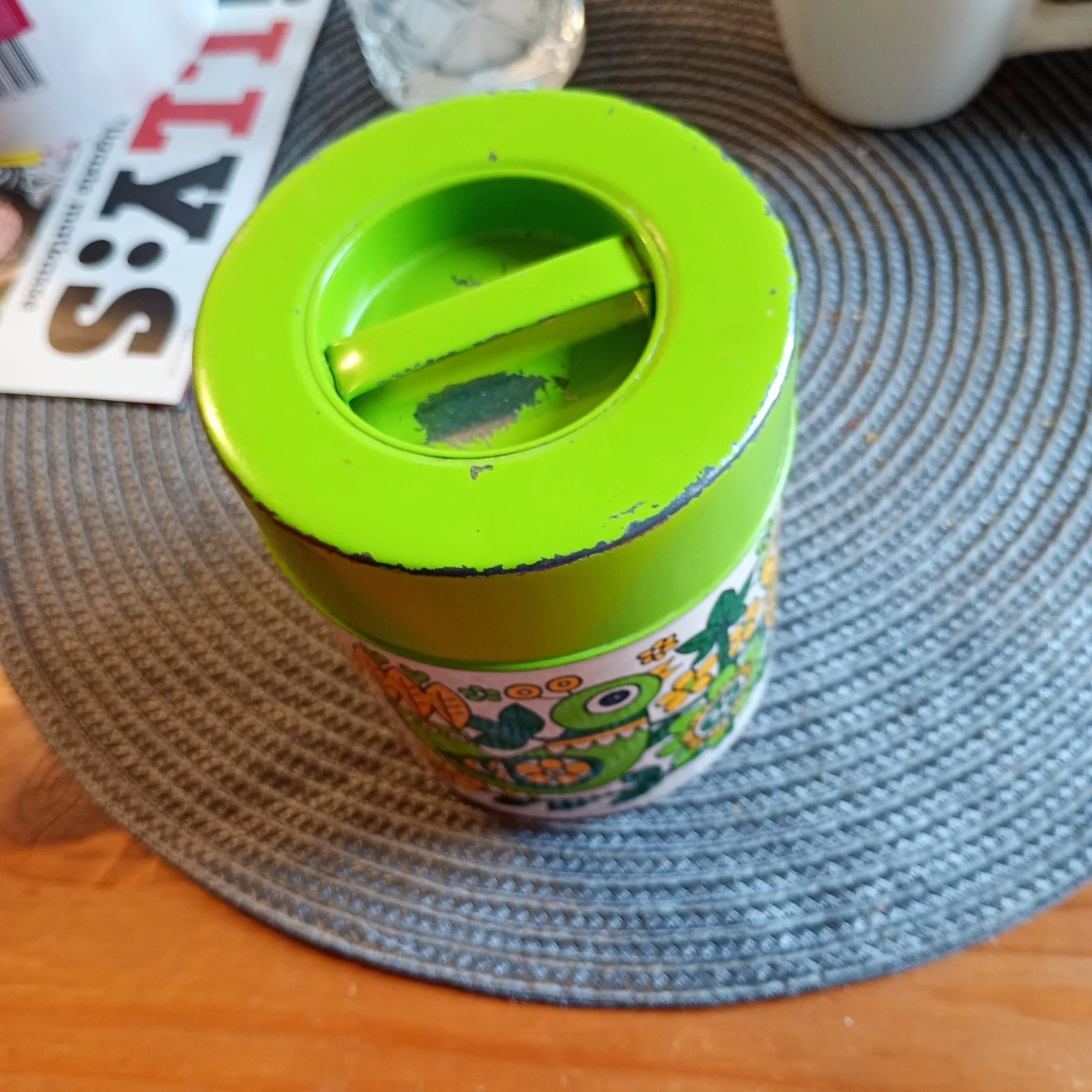Vintage, plåtburk mönstrad med grönt lock  - 1