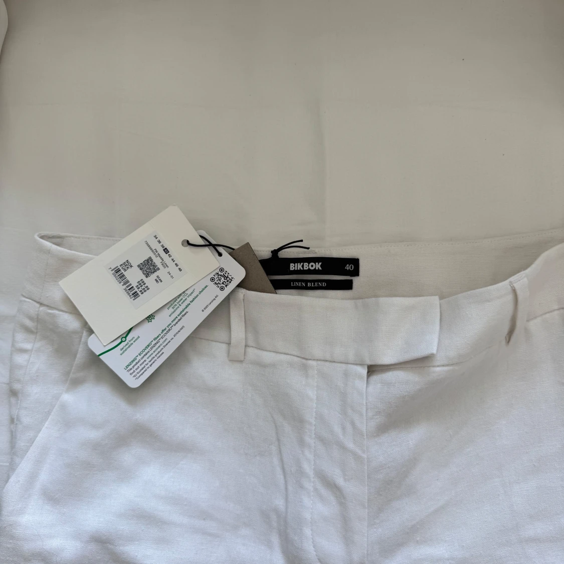 Vita linnekostymbyxor från BikBok - 3