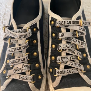 Walk n dior skor  - Säljer mina dior sneakers pga att jag vill köpa ett par andra. Använda men fortfranade fina. Tvättar det vita innan dom skickas❤️kvitto o dammpåsar finns!🥰