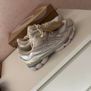 Asics gel nyc cream white  - Säljer dessa skor i storlek 42, perfekt inför sommaren😍priset kan diskuteras, ej använd och helt nya🤩