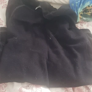 Svart sporttröja från Athletic Sport - Svart långärmad sporttröja från Athletic Sport i mjukt material. Perfekt för träning eller chill dagar. Enkel design utan mönster, med synliga sömmar som ger en sportig vibe. Passar dig som gillar basic och funktionellt.