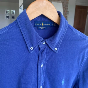 Ralph lauren skjorta  - Säljer denna rikigt snygga Ralph lauren featherweight mest skjortan!⭐️Storlek S!🤝Skick : 9,5/10!👍Hör gärna av er om ni har funderingar!🙌