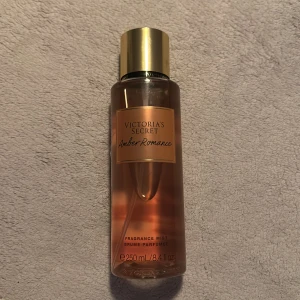 Victoria's Secret Amber Romance  - Nästan oanvänd body mist från Victoria Secret i doften Amber Romance. Säljer pga den inte passar min smak! ❤️ originalpris 250kr