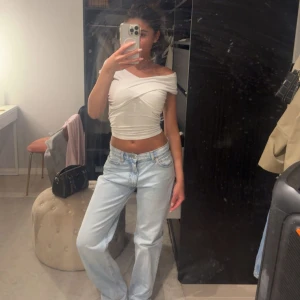 ljusblåa baggy jeans  - Säljer dessa super fina jeans ifrån gina pågrund utav att dom ej kommer till användning, dom är i väldigt bra skick!! Super snygga och går till det mesta. Hör av er vid funderingar, är även öppen för prisförslag.