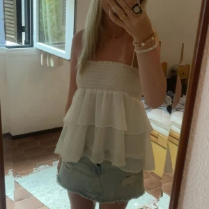 Chelsea kjol vit - Supersöt vit kjol med två volang delar. Kan även användas som bandeau topp och har bara används fåtal gånger. Tror att nypris ligger på ca 400💓