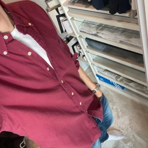 Polo Ralph Lauren skjorta  - Riktigt fet polo skjorta, den är i nyskick nästan aldrig använd, 100% bomull. Perfekt nu inför sommaren.storlek S men passar även M. Nypris ligger runt 2000kr. Pris ej hugget i sten så tveka inte på att höra av er. 