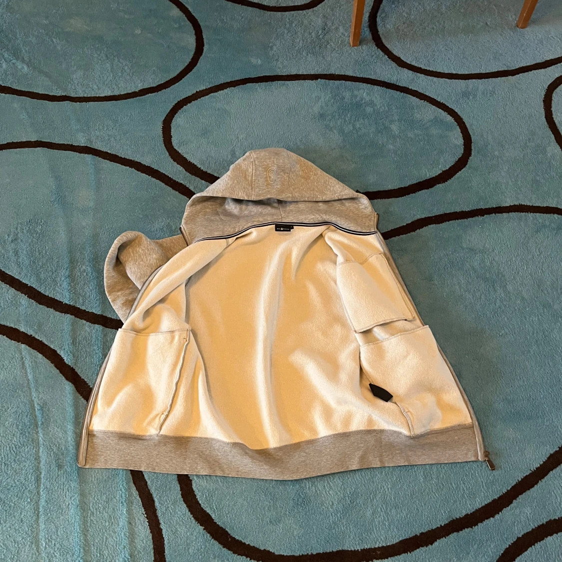 Grå hoodie från Sail Racing - 1