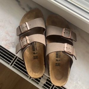 Beige sandaler från Birkenstock - Nästan helt nya birkenstock, endast prövade. Säljes då de tyvärr var för små för mig. Nypris 1150 kr, mitt pris 800 kr. Fotbädden är i kork och sulan är mörkbrun. Perfekta för sommardagar och riktigt sköna att gå i. 