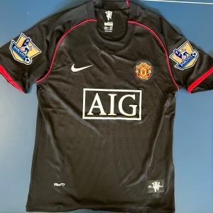 Ronaldo Manchester United Fotbollströja  - Helt ny Ronaldo Manchester United Fotbollströja. Finns i storlek M och L