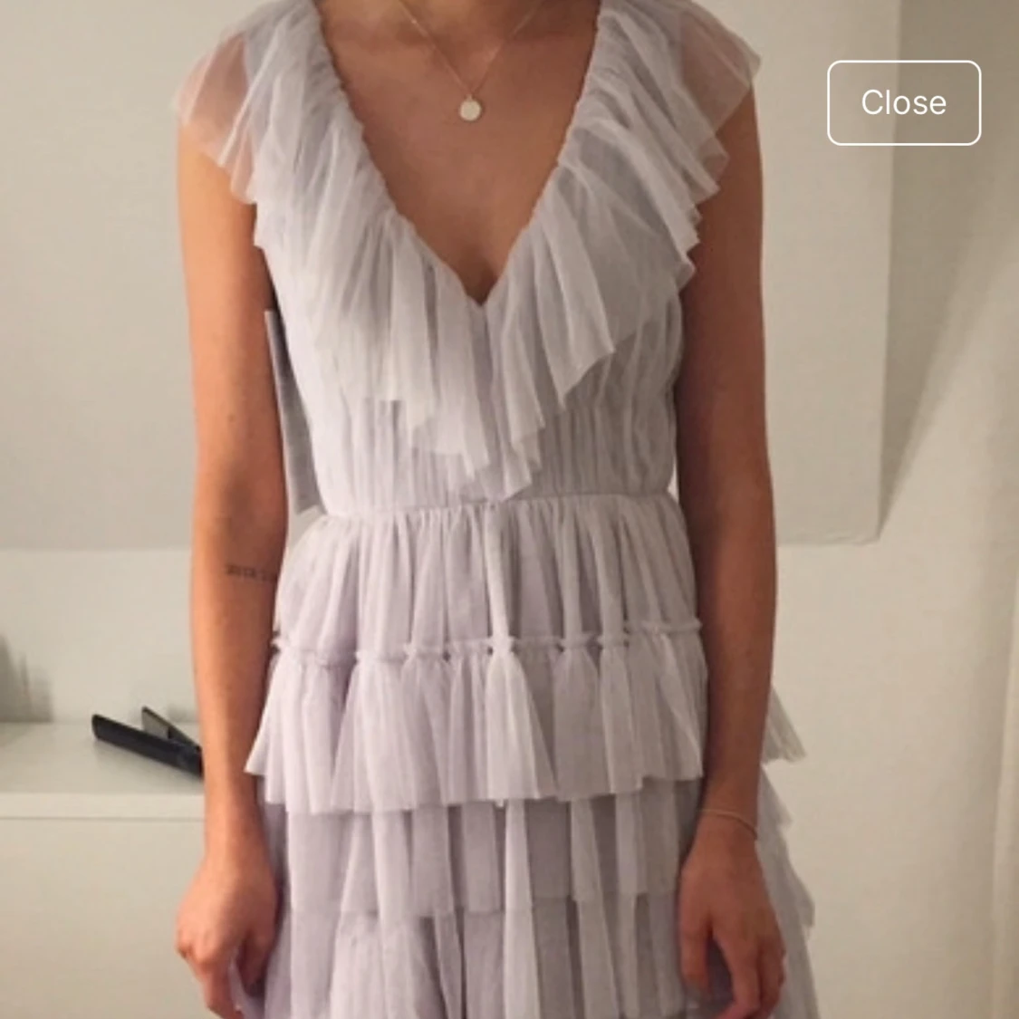 Ljuslila volangklänning med v-ringning - 2