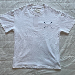 Maison Margiela T-shirt - Säljer nu min maison margiela t-shirt! | Storlek S men oversized. | Nyskick, knappt använd! | Släng iväg en signal vid funderingar så svarar jag snabbt! |