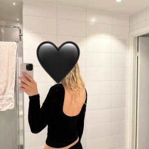 Svart tröja med öppen rygg -  En enkel svart långärmad tröja från Bikbok med öppen rygg💕i storlek s och är sparsamt använd. Perfekt till vardags! Nyköpt för 300kr 