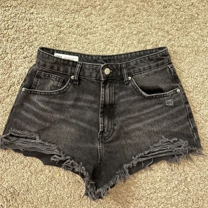 Svarta jeansshorts från Zara - Snygga svarta jeansshorts från Zara med låg midja. Perfekta för sommaren. Storlek 38💗