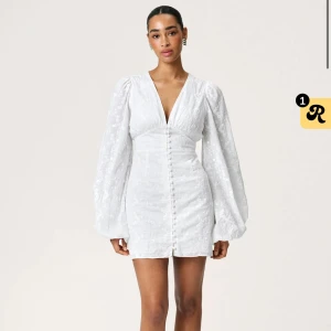 Vit kort klänning med puffärmar - Säljer min studentklänning från Adoore. Storlek 38 men passar 36 oxå! Köpte klänningen för 1495kr men säljer den för 1000kr. Den är endast använd på min studentmottagning så den är som ny. Betalas med Swish! Köparen står för frakten! 