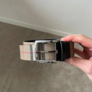 Burberry bälte - Burberry bälte i fint skick. Storlek 95.