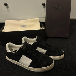 Valentino Flycrew - Ge bud/prisförslag. Allt medföljer på bilderna. Låda + dustbag. 2 spikar off.
