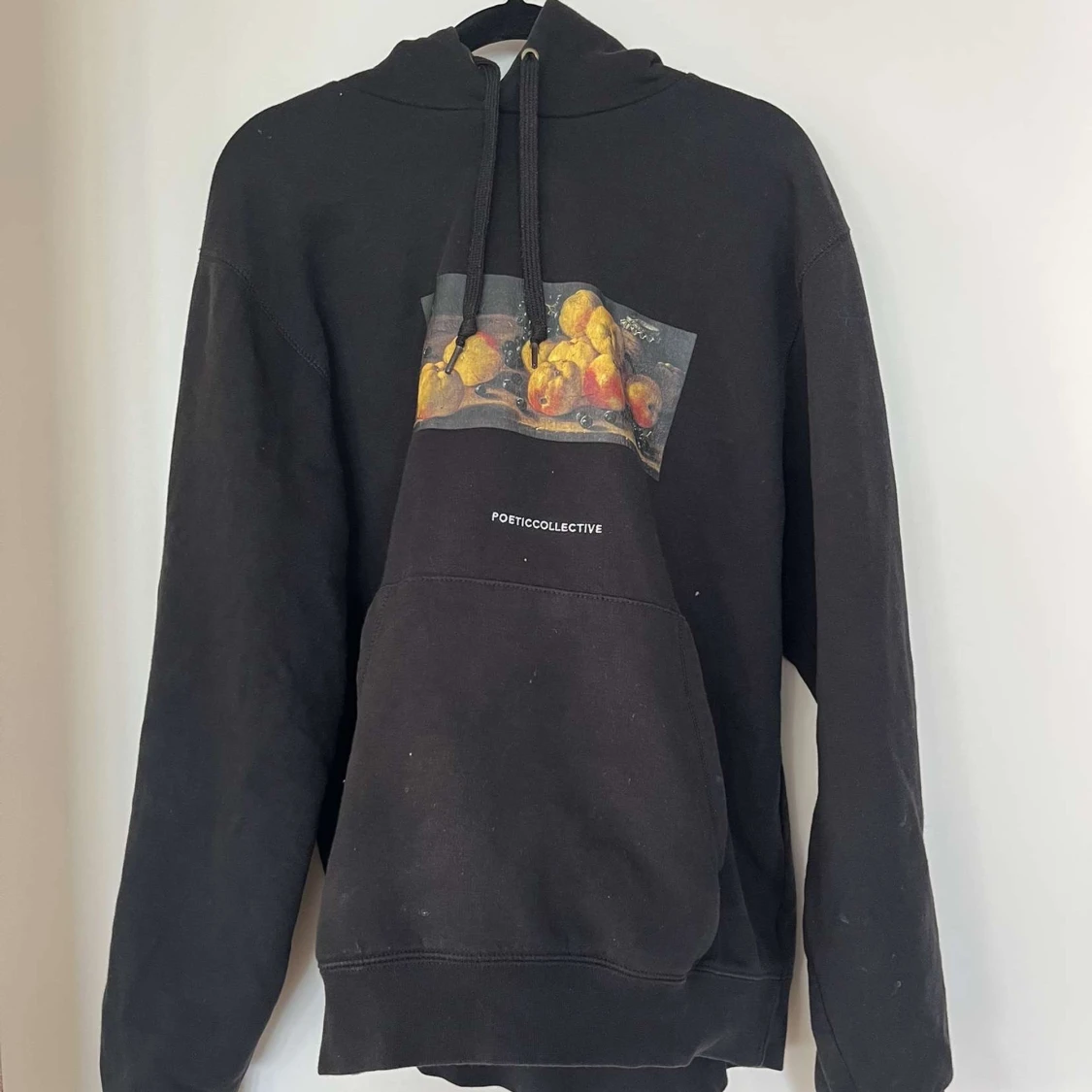 Svart hoodie Poetic Collective M