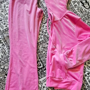 Kläd paket stl S/M - Kläd paket stl S och M, väldigt fina kläder , olika byxor och kortare thaits , en rosa dress från ginatricot under delen är i stl xs Och överdelen är i stl M/L, kläderna är i nyskick 