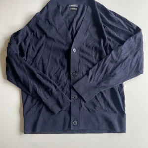 Mörkblå cardigan - Klassisk mörkblå cardigan från Massimo dutti. Enkel och stilren design som funkar till det mesta. Nypris 1500kr säljer för 600kr. Använd endast 4 gånger