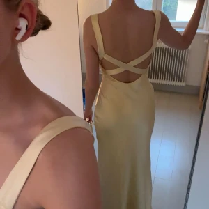 Ljusgul balklänning  - Jättefin balklänning som liknar den från ”How to lose a guy in 10 days”.  Jag är 170 cm och den passar bra i längden. 