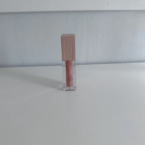 Maybelline LIFTER GLOSS  - Maybellines Lifter Gloss i färgen ”003 MOON” som jag endast har swatchat på ren hand. Köptes för nypriset 149kr! FÖRST TILL KVARN!