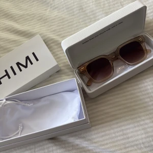 Chimi solglasögon  - Säljer dessa snygga solglasögon i modellen 04 färg Ecru🥰 I mycket bra skick och box samt fodral medkommer😍