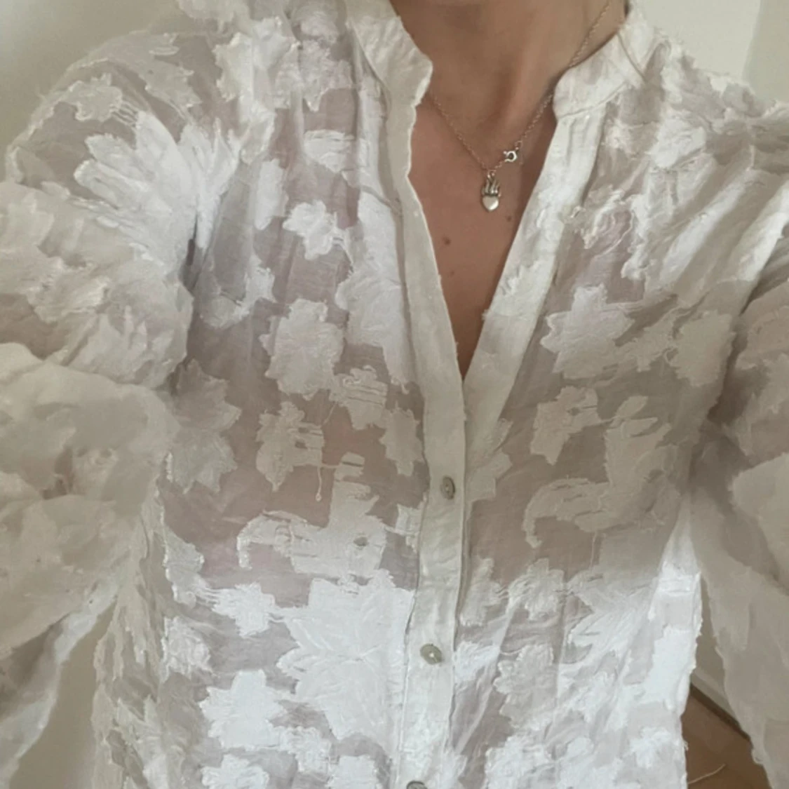 Vit blommig transparent skjorta