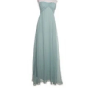 Blå långklänning från Alice & You - Superfin turkos långklänning från Alice & You. Klänningen är axelbandslös med plisserad överdel och mjukt, flowy tyg. Perfekt för sommarens speciella tillfällen. Sitter snyggt med smock baktill för extra komfort.